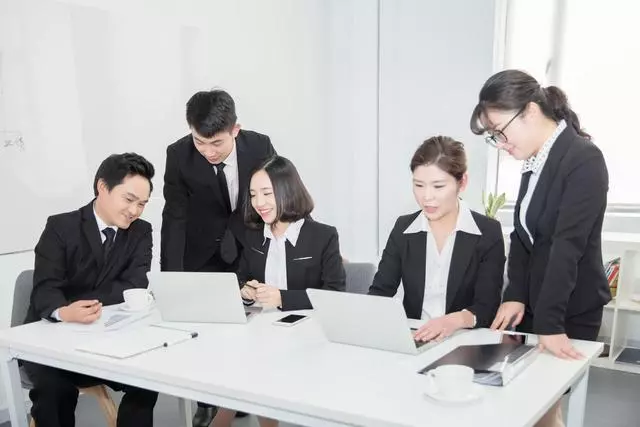 人到中年,禁止做這4件事,否則越混越差!