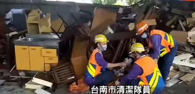 老翁藏在衣櫥的213萬,險些被當垃圾焚燒!幸好清潔隊員拾金不昧,物歸原主!