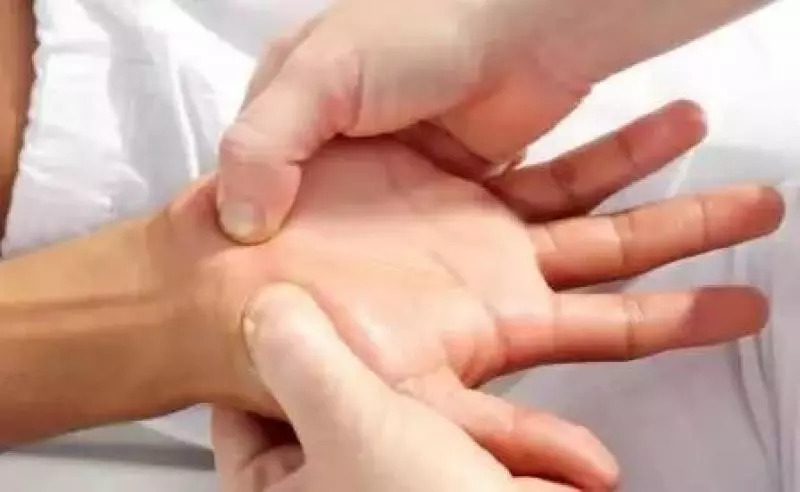 每天「這樣按按手」,就能治療頸椎病、便秘,還能明目養顏,快學起來!