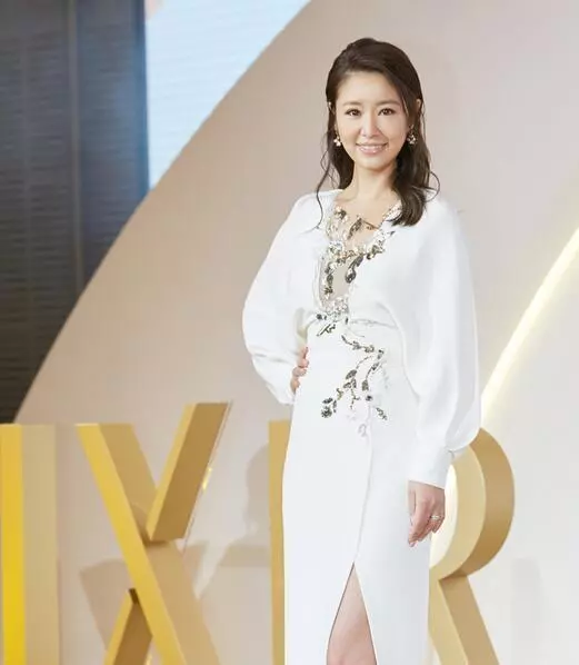 41歲林心如撞衫38歲章子怡,氣質差太多,網友:明星和巨星的差別!