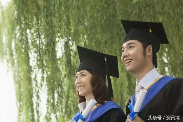 兒子去國外讀書,母親月月給他寄錢,兒子結婚前回家卻哭斷腸