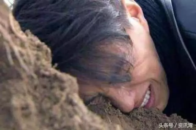 兒子去國外讀書,母親月月給他寄錢,兒子結婚前回家卻哭斷腸