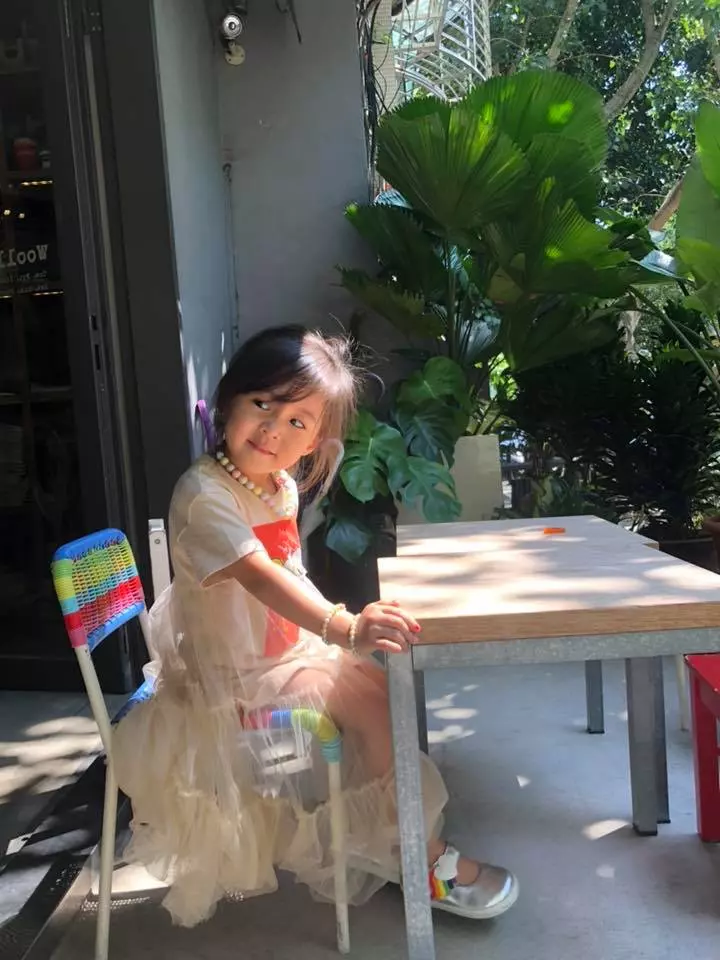 3歲就會「網美笑」!咘咘身穿「透視公主裝」美炸,賈靜雯忍不住喊:「怎麼辦?」