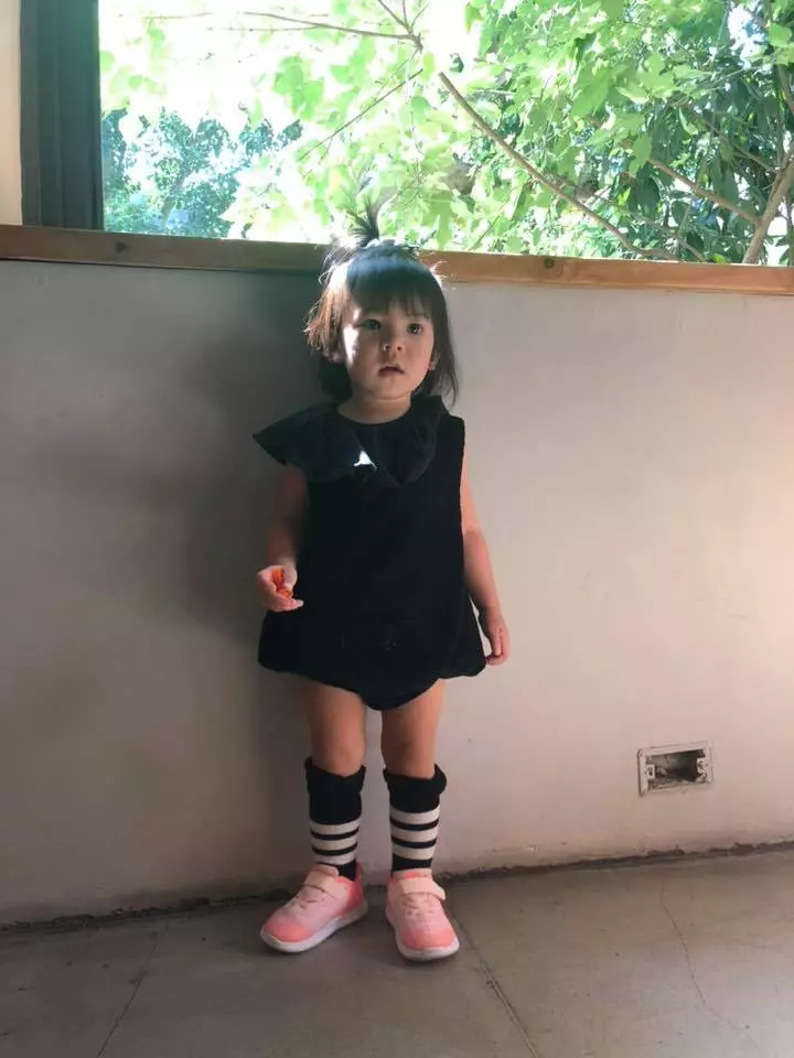 3歲就會「網美笑」!咘咘身穿「透視公主裝」美炸,賈靜雯忍不住喊:「怎麼辦?」