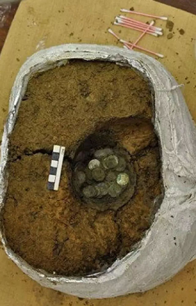 兩名探險家驚喜發現「古怪洞穴」,他們忍不住駐足觀察,發現令人大吃一驚的事情!