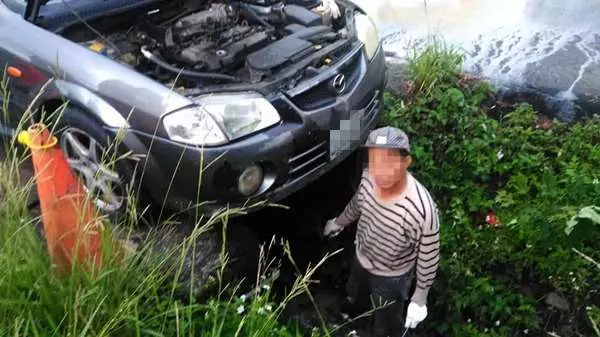 惡質車主貪方便直接把廢機油接倒進大水溝 超沒品舉動惹火當地人 -