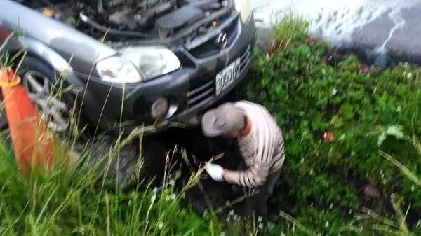 惡質車主貪方便直接把廢機油接倒進大水溝 超沒品舉動惹火當地人 -