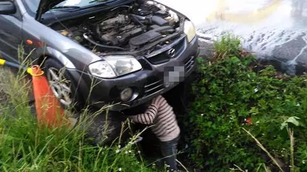 惡質車主貪方便直接把廢機油接倒進大水溝 超沒品舉動惹火當地人 -