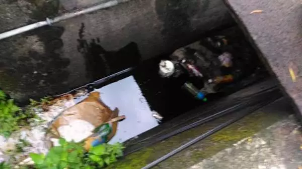惡質車主貪方便直接把廢機油接倒進大水溝 超沒品舉動惹火當地人 -