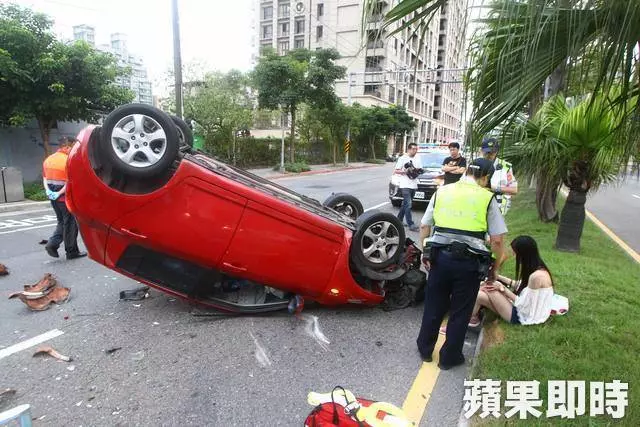 醉不該!短褲妹酒駕撞翻車鼻血染紅大腿