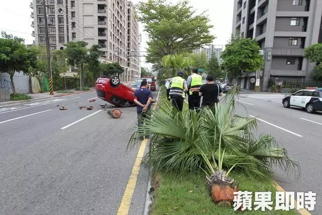 醉不該!短褲妹酒駕撞翻車鼻血染紅大腿
