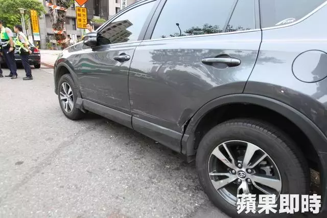 醉不該!短褲妹酒駕撞翻車鼻血染紅大腿
