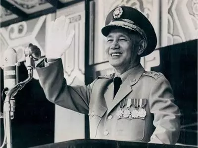 一位在臺灣出生,在台灣成長的純正台灣人告訴我們什麼叫「兩蔣時代」
