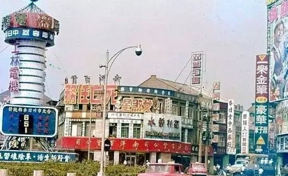 一位在臺灣出生,在台灣成長的純正台灣人告訴我們什麼叫「兩蔣時代」