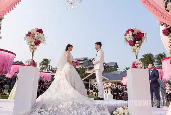 婆婆以死相逼,我們離婚簽字當天,我給一張紙她癱軟坐在地上求我重婚