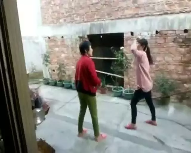 婆婆以死相逼,我們離婚簽字當天,我給一張紙她癱軟坐在地上求我重婚