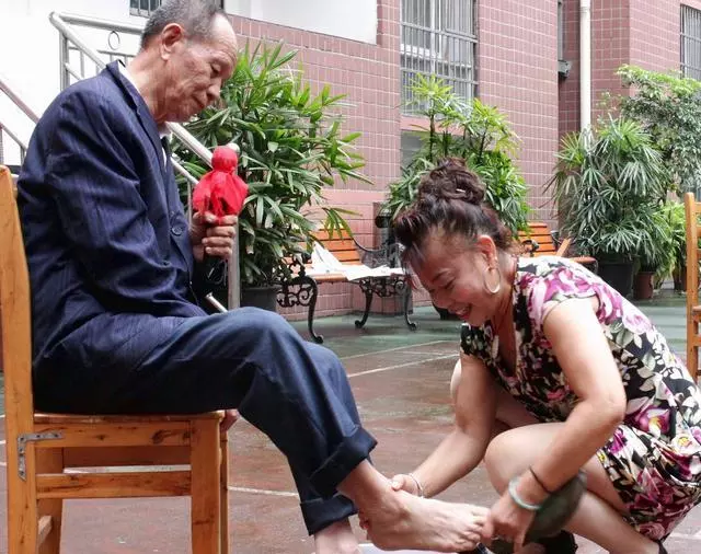 老人打工替兒還完債,兒子終究沒有回家,卻等回一個孝順的兒媳婦