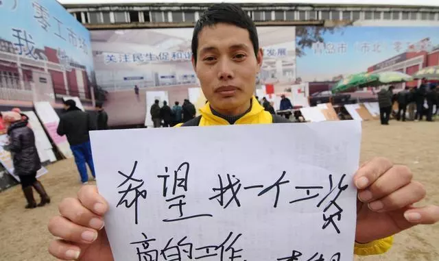 老人打工替兒還完債,兒子終究沒有回家,卻等回一個孝順的兒媳婦