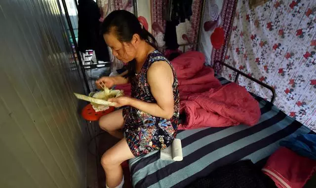 老人打工替兒還完債,兒子終究沒有回家,卻等回一個孝順的兒媳婦