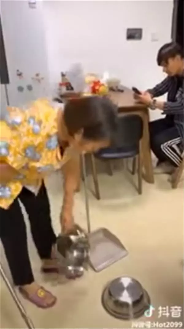 最新整人招數!怎樣都拿不完的鍋子 阿母暴怒:老娘你都敢耍!