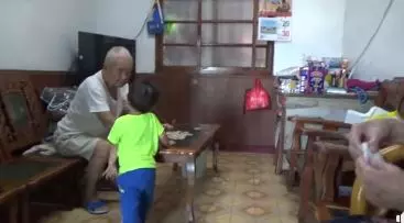 四代的代溝!小曾孫奶音找阿祖看羊咩咩...下秒阿祖一掀衣看傻!網笑到噴淚:太大方(片)