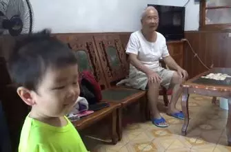 四代的代溝!小曾孫奶音找阿祖看羊咩咩...下秒阿祖一掀衣看傻!網笑到噴淚:太大方(片)