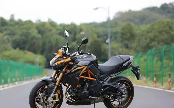 這款車售價39800元,搭配原裝進口發動機,雙缸水冷,極速160km!
