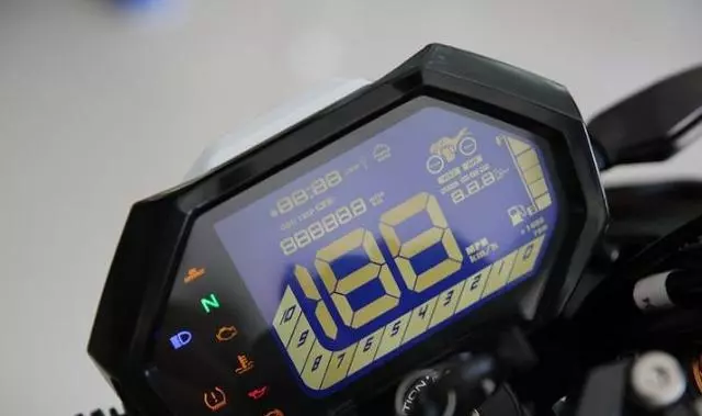 這款車售價39800元,搭配原裝進口發動機,雙缸水冷,極速160km!