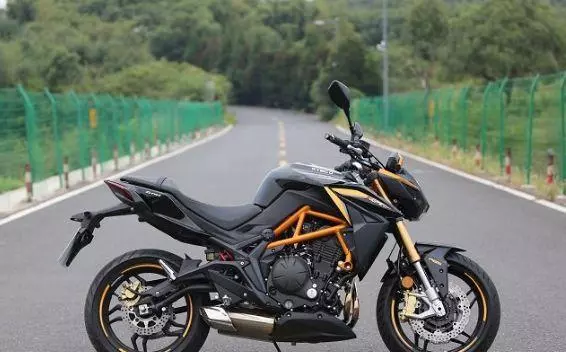 這款車售價39800元,搭配原裝進口發動機,雙缸水冷,極速160km!
