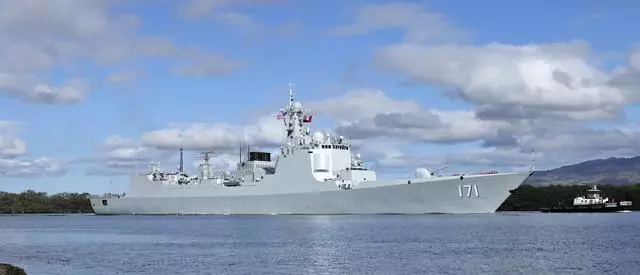 中國驅逐艦驅趕闖南海島礁美驅逐艦,距離41米逼對方緊急轉舵