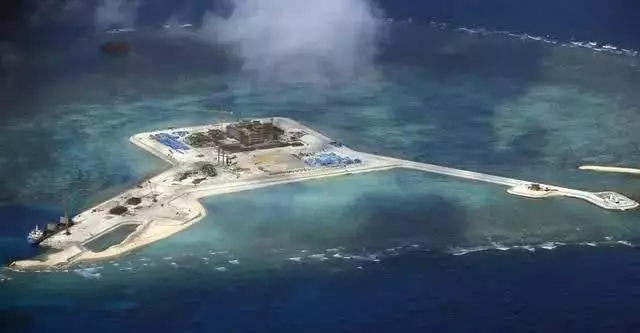 中國驅逐艦驅趕闖南海島礁美驅逐艦,距離41米逼對方緊急轉舵