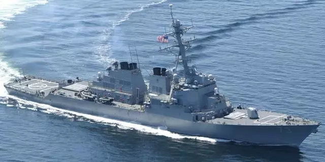中國驅逐艦驅趕闖南海島礁美驅逐艦,距離41米逼對方緊急轉舵