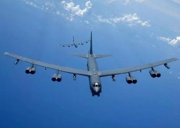 挑釁加碼!B-52核轟炸機飛越南海後,美艦又闖我島礁12海里