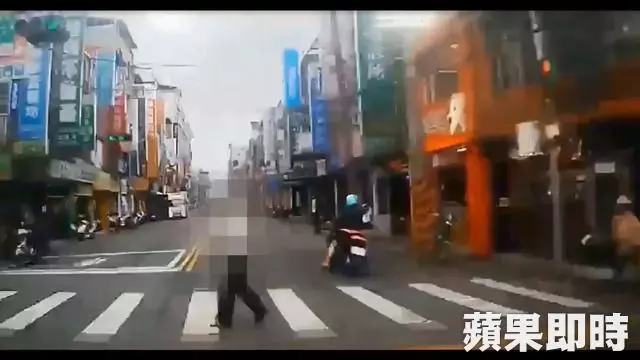 淡水8旬老翁闖紅燈...龜速過馬路慘被撞飛!駕駛慘依過失致死送辦 網怒轟:帝王條款來囉