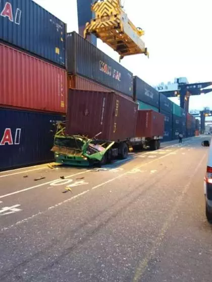 高雄市63號碼頭今天清晨5時貨櫃壓車頭司機亡 勞檢發現原因在這