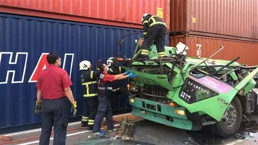 高雄市63號碼頭今天清晨5時貨櫃壓車頭司機亡 勞檢發現原因在這