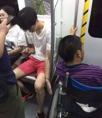 搭捷運顧滑手機!男見輪椅客舉動暖哭