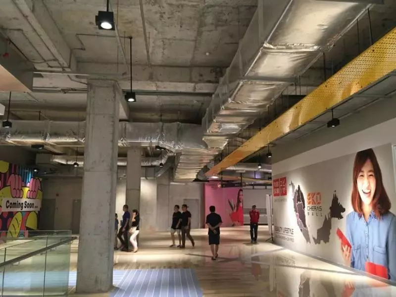 【這難道是藝術?】KL最新商場Eko Cheras Mall新開張,網友曝光真實樣貌:差很大!