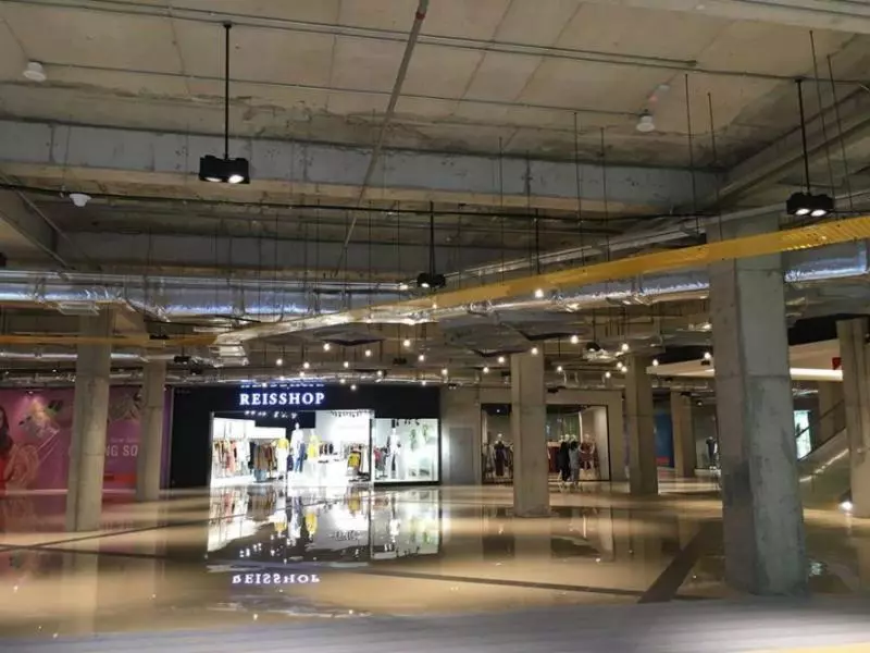 【這難道是藝術?】KL最新商場Eko Cheras Mall新開張,網友曝光真實樣貌:差很大!