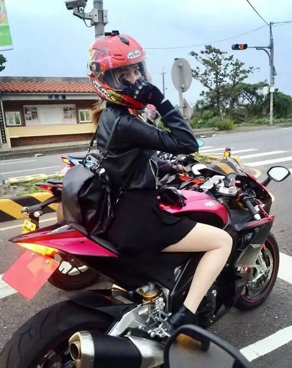 重機正妹又一彈!路上捕獲重機女騎士 頭盔一拿下正到哭...