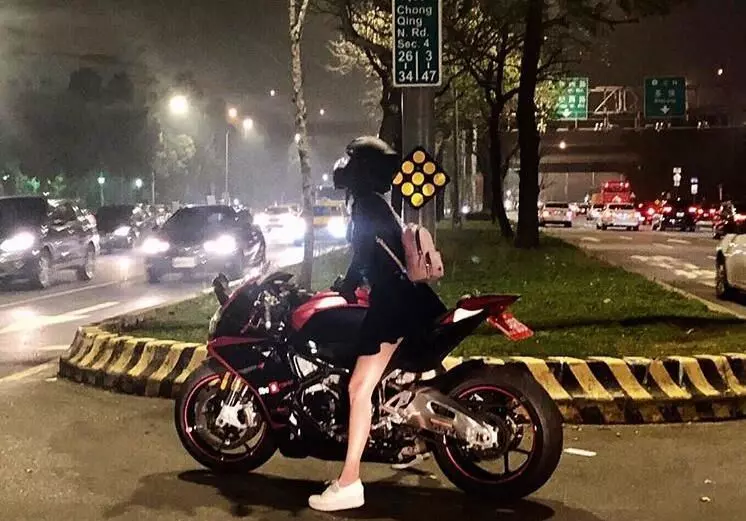 重機正妹又一彈!路上捕獲重機女騎士 頭盔一拿下正到哭...