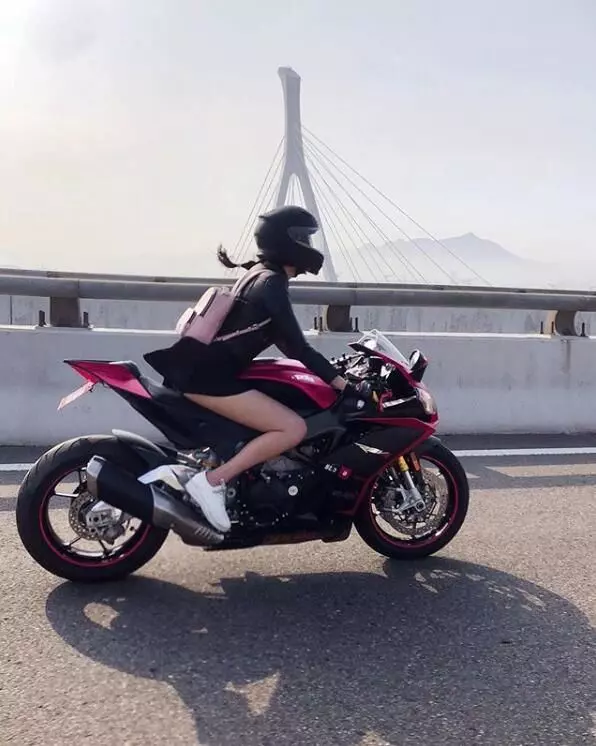 重機正妹又一彈!路上捕獲重機女騎士 頭盔一拿下正到哭...