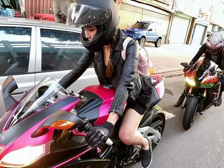 重機正妹又一彈!路上捕獲重機女騎士 頭盔一拿下正到哭...