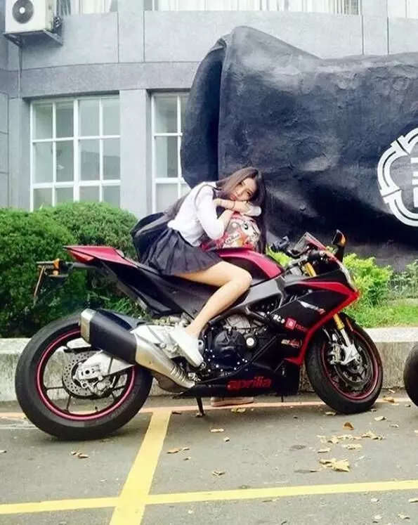 重機正妹又一彈!路上捕獲重機女騎士 頭盔一拿下正到哭...
