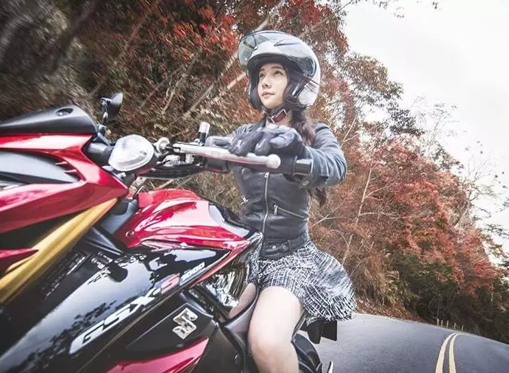 重機正妹又一彈!路上捕獲重機女騎士 頭盔一拿下正到哭...
