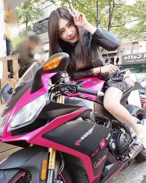 重機正妹又一彈!路上捕獲重機女騎士 頭盔一拿下正到哭...