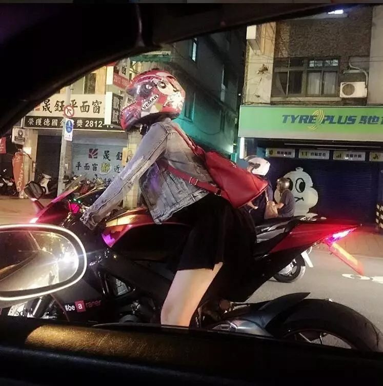 重機正妹又一彈!路上捕獲重機女騎士 頭盔一拿下正到哭...