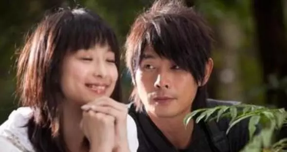 憑藉一首《小薇》紅遍大江南北,成名後拋棄妻子,戀上19歲嫩模!