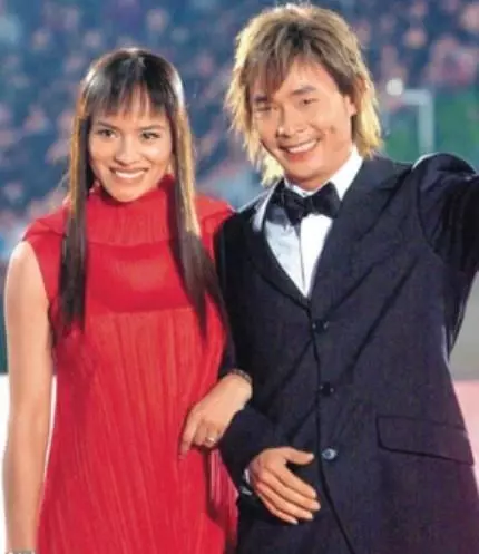 憑藉一首《小薇》紅遍大江南北,成名後拋棄妻子,戀上19歲嫩模!