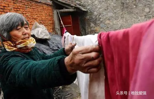 我懷孕婆婆託人送來一條羊腿,我嫌味送鄰居,第二天我報了警